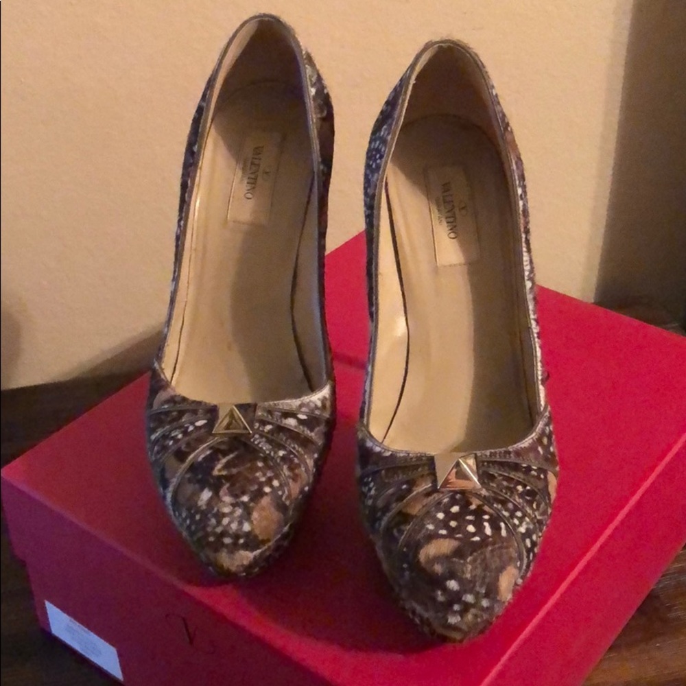 Valentino Garavani feather print calf heels